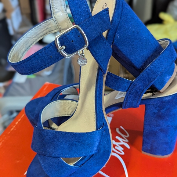 Elegant Blue Suede Platform Heels - Picture 1 of 6